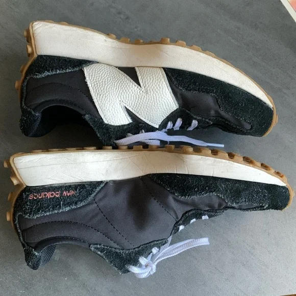 New Balance 327 size 7 1/2 sneakers - Picture 7 of 9